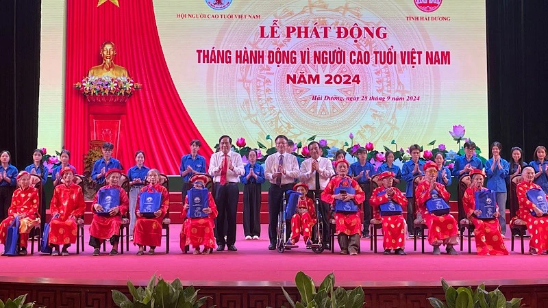 Phó Thủ tướng Chính phủ cùng Lê Thành Long cùng các đồng chí lãnh đạo Hội Người cao tuổi Việt Nam, lãnh đạo tỉnh Hải Dương tặng quà các cụ thượng thọ 100 tuổi .