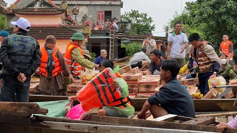 Cứu trợ khẩn cấp bước đầu của Hội Chữ thập đỏ tỉnh Quảng Bình tại huyện Lệ Thủy.