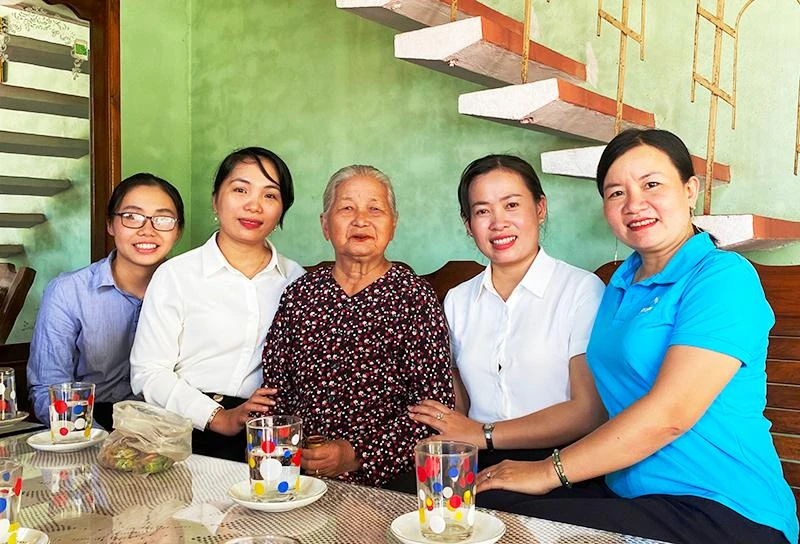 Cán bộ Hội Phụ nữ xã Hòa Tiến thăm hỏi Bà mẹ Việt Nam Anh hùng Nguyễn Thị Khả.
