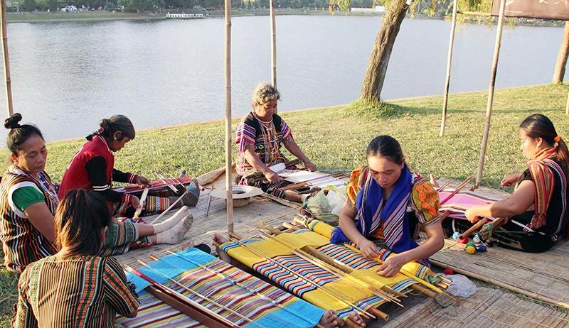 Sắc màu thổ cẩm của đồng bào dân tộc thiểu số nam Tây Nguyên.