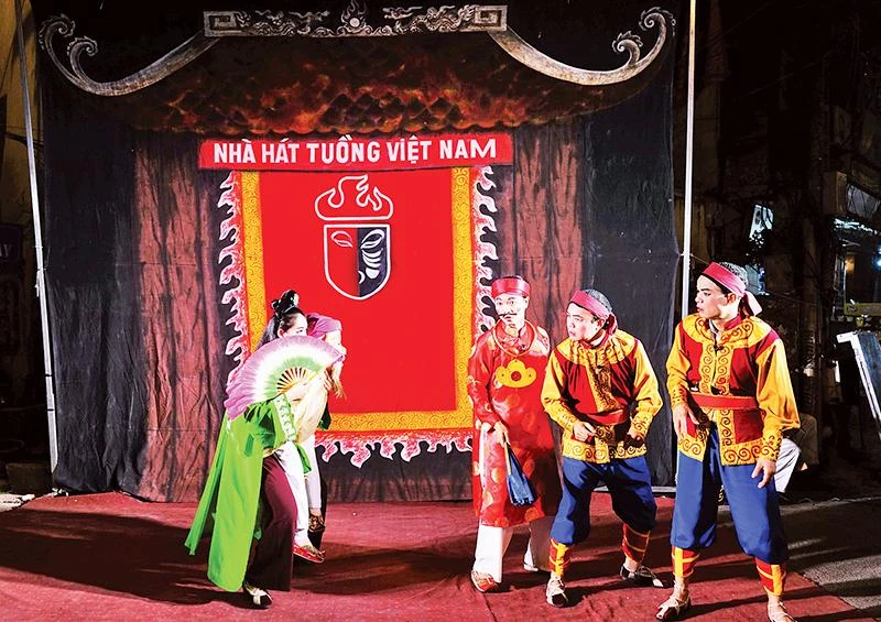 Trích đoạn tuồng "Ông già cõng vợ đi chơi hội"-được biểu diễn tại phố cổ Hà Nội.