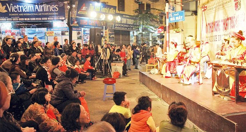 Biểu diễn nghệ thuật truyền thống tại phố đi bộ trong khu phố cổ Hà Nội thu hút sự quan tâm của đông đảo công chúng.