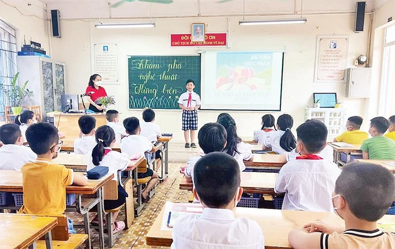Học sinh tham gia các câu lạc bộ sinh hoạt hè tại Trường tiểu học Xuân Đỉnh, quận Bắc Từ Liêm. (Ảnh VĂN CHUNG)