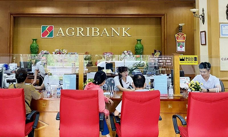 Khách hàng giao dịch tại Agribank chi nhánh tỉnh Phú Thọ.