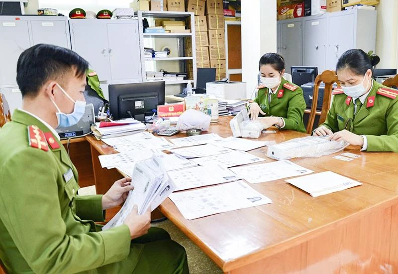 Cảnh sát quản lý hành chính về trật tự xã hội, Công an tỉnh Điện Biên thực hiện công tác trả thẻ căn cước công dân gắn chíp điện tử cho người dân. (Ảnh Công an tỉnh Điện Biên)