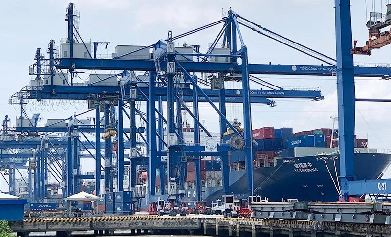 Bốc xếp công-ten-nơ hàng hóa xuất khẩu lên tàu chở hàng tại Cảng Cát Lái, Thành phố Hồ Chí Minh. (Ảnh MINH DŨNG)