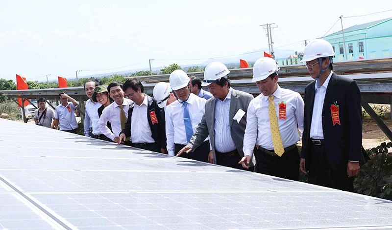 Bí thư Tỉnh ủy Ninh Thuận Nguyễn Đức Thanh (ngoài cùng bên phải) kiểm tra dự án điện mặt trời BP SOLAR1 do Công ty cổ phần Bắc Phương đầu tư tại huyện Ninh Phước.