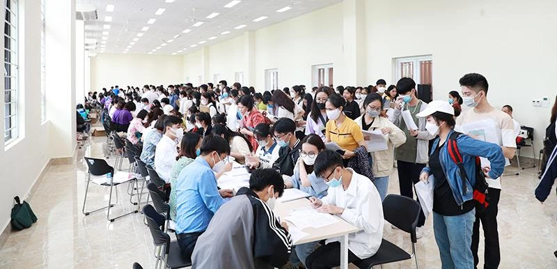 Thí sinh trúng tuyển vào Đại học Quốc gia năm 2022 làm thủ tục nhập học. (Ảnh QUỐC TOẢN)