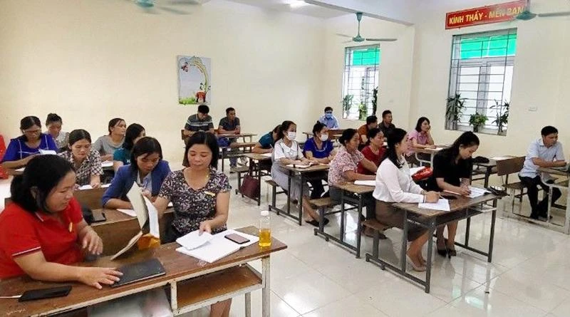 Các thầy cô giáo Trường tiểu học và trung học cơ sở Trí Nang (Lang Chánh) trao đổi phương pháp giảng dạy theo chương trình giáo dục phổ thông mới.