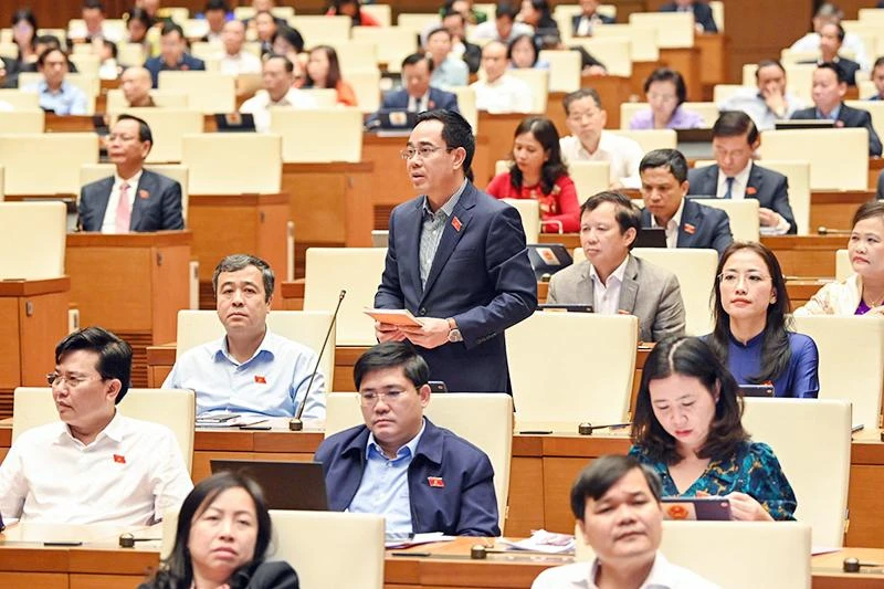 Đại biểu Quốc hội tỉnh Thái Bình Nguyễn Văn Huy phát biểu ý kiến thảo luận tại hội trường. (Ảnh ĐĂNG ANH)