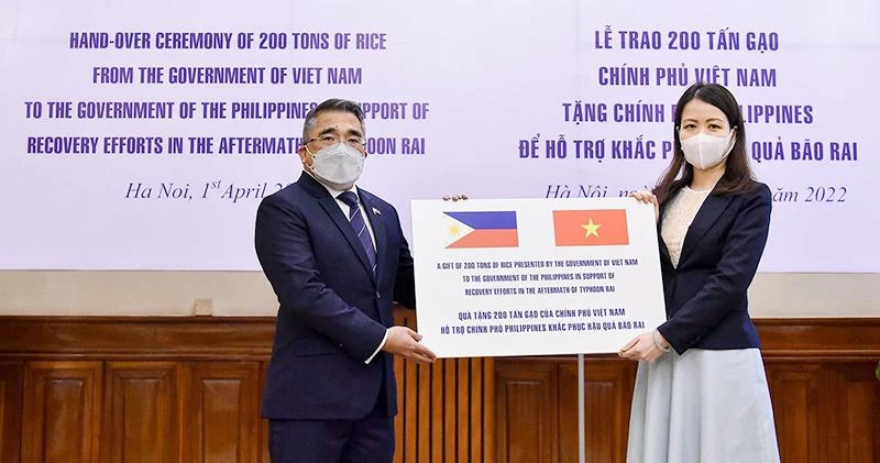 Việt Nam hỗ trợ Philippines khắc phục hậu quả thiên tai. (Ảnh BỘ NGOẠI GIAO)