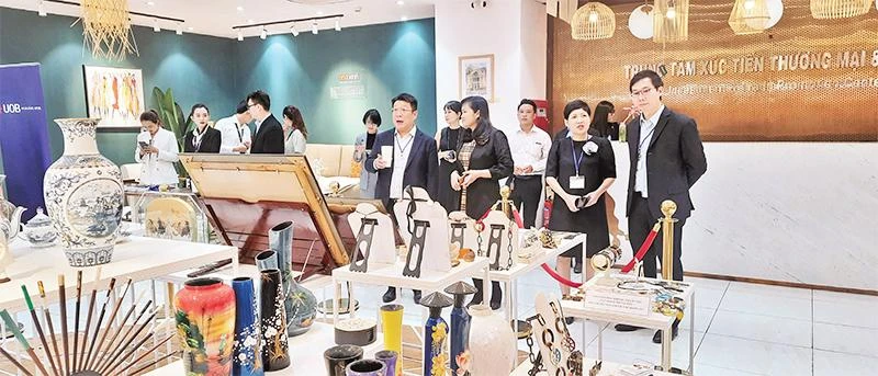 Nhà đầu tư nước ngoài tham quan các sản phẩm của doanh nghiệp Thành phố Hồ Chí Minh được trưng bày tại Trung tâm Xúc tiến Thương mại và Đầu tư Thành phố Hồ Chí Minh, Quận 1.
