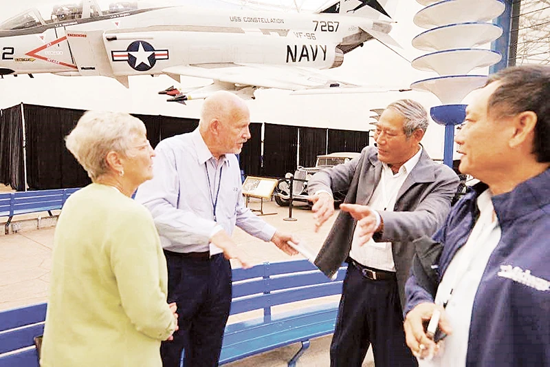 Trung tướng, Anh hùng LLVTND Nguyễn Đức Soát (thứ hai, bên phải) trò chuyện với các cựu phi công Mỹ về kỹ thuật tác chiến của phi công Việt Nam trong giai đoạn 1965-1975.