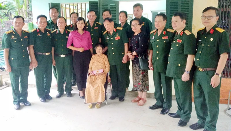 Đoàn công tác Trung ương Hội Cựu chiến binh Việt Nam thăm Bà mẹ Việt Nam Anh hùng Nguyễn Thị Nhớn, trú tại Tổ 9, phường Hưng Thành, thành phố Tuyên Quang, tỉnh Tuyên Quang.