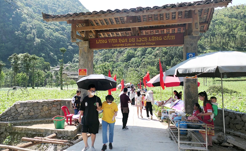 Làng Văn hóa du lịch Lũng Cẩm, huyện Đồng Văn (Hà Giang) là địa điểm du lịch thu hút du khách trong dịp Tết Dương lịch 2023. (Ảnh KHÁNH TOÀN)