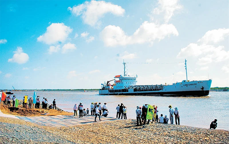 Luồng cho tàu biển trọng tải lớn vào sông Hậu được khai thác hiệu quả sẽ thúc đẩy thông thương bằng đường biển.