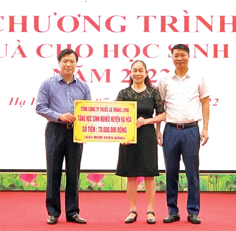 Ông Nguyễn Quang Huy, Bí thư Đảng ủy, Chủ tịch Hội đồng thành viên Công ty trao quà tặng học sinh nghèo huyện Hạ Hòa, tỉnh Phú Thọ. 