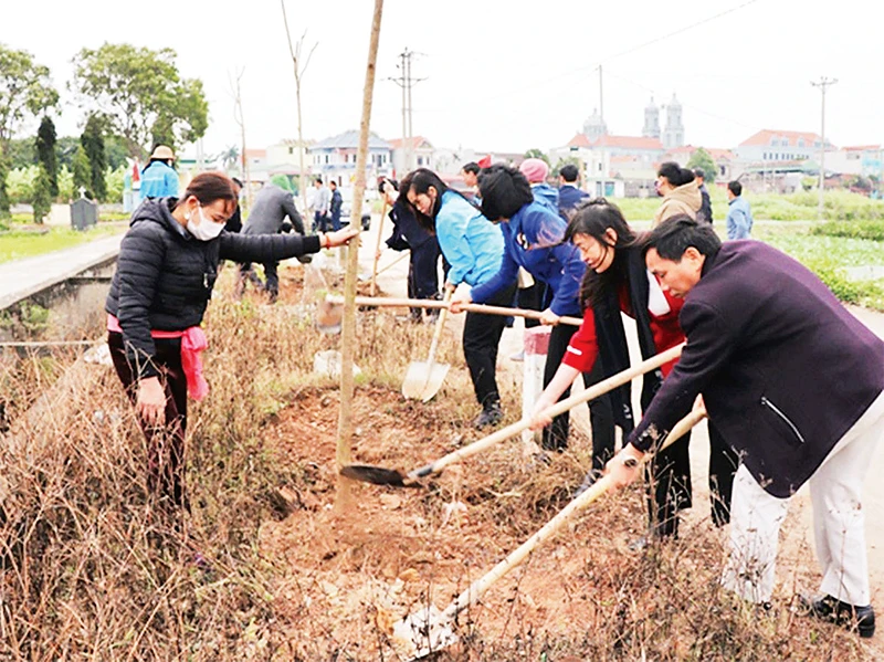 Các tổ chức đoàn thể và nhân dân xã Tri Thủy, huyện Phú Xuyên (Hà Nội) hưởng ứng Tết trồng cây Xuân Quý Mão 2023. (Ảnh THU NGHĨA)