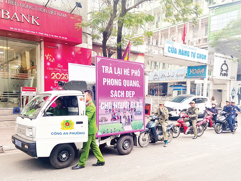 Lực lượng chức năng phường Thành Công, quận Ba Đình ra quân xử lý vi phạm trật tự đô thị.