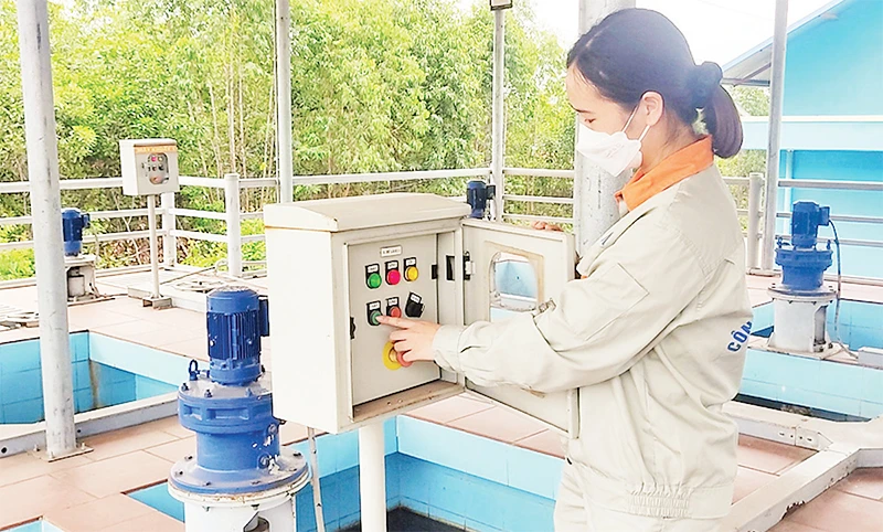 Công nhân Nhà máy Nước sạch Sông Đà Ba Vì vận hành hệ thống cấp nước sạch sinh hoạt tới các hộ dân tại huyện Ba Vì. (Ảnh MINH CHIẾN)