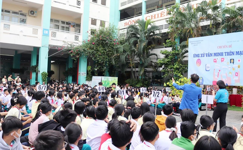 Để nâng cao kỹ năng giao tiếp, ứng xử văn hóa trên mạng xã hội cho học sinh, Trường THCS Điện Biên (TP Hồ Chí Minh) đã thực hiện chuyên đề "Ứng xử văn minh trên mạng xã hội".