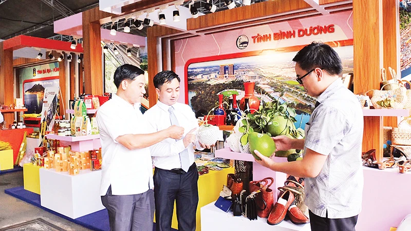 Doanh nghiệp tìm hiểu sản phẩm OCOP tại chương trình hợp tác giữa TP Hồ Chí Minh và các tỉnh Đông Nam Bộ vừa diễn ra tại tỉnh Bình Phước.