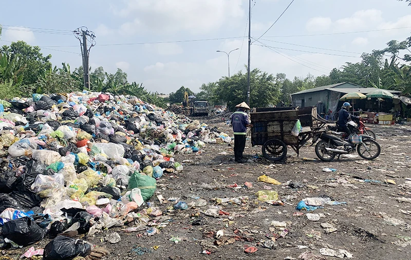 Rác thải tập kết tại trạm trung chuyển rác nằm cạnh khu dân cư Thới Nhựt (phường An Khánh, quận Ninh Kiều) gây ô nhiễm môi trường.