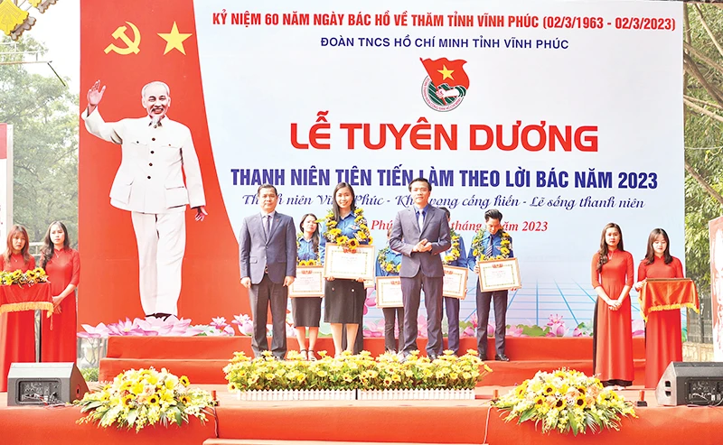 Chị Đào Thị Hiền, giáo viên Trường THCS Yên Lạc tại lễ tuyên dương Thanh niên tiên tiến làm theo lời Bác 2023.