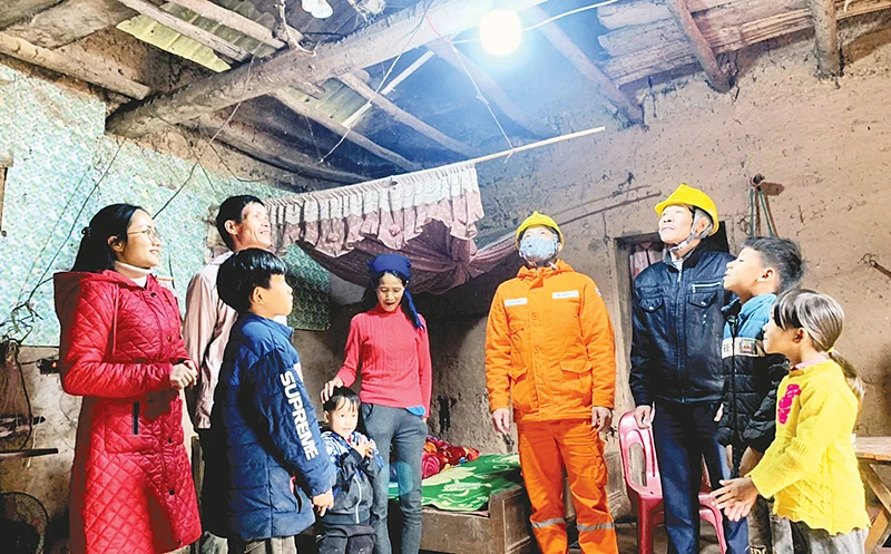 Người dân thôn Phai Vài, xã Lợi Bác (Lộc Bình, Lạng Sơn) vui mừng vì có điện lưới quốc gia.