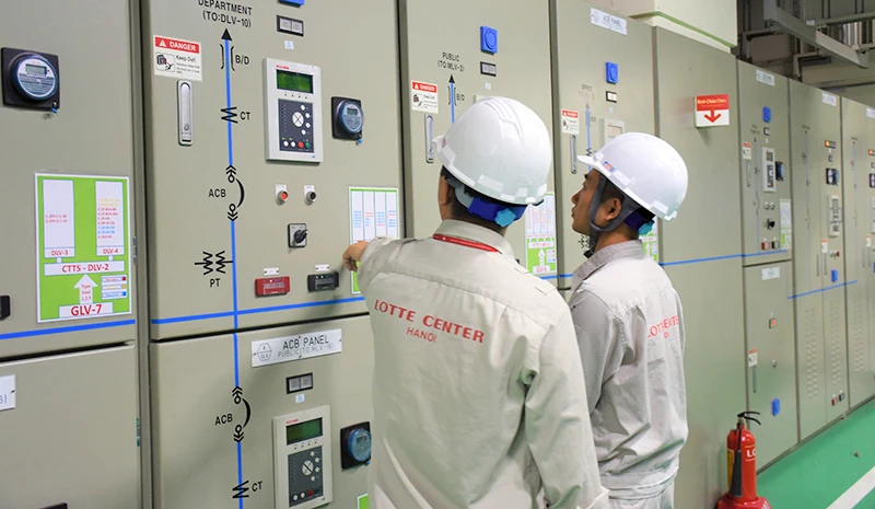 Nhân viên kỹ thuật Trung tâm thương mại Lotte Center kiểm tra hệ thống điện nhằm bảo đảm vận hành an toàn, ổn định công trình. (Ảnh TIẾN HIỆP)