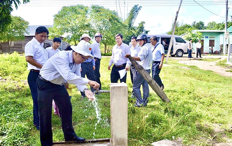 Đoàn giám sát của HĐND tỉnh Gia Lai kiểm tra công trình nước sạch nông thôn ở xã Ia Rtô (thị xã Ayun Pa). 