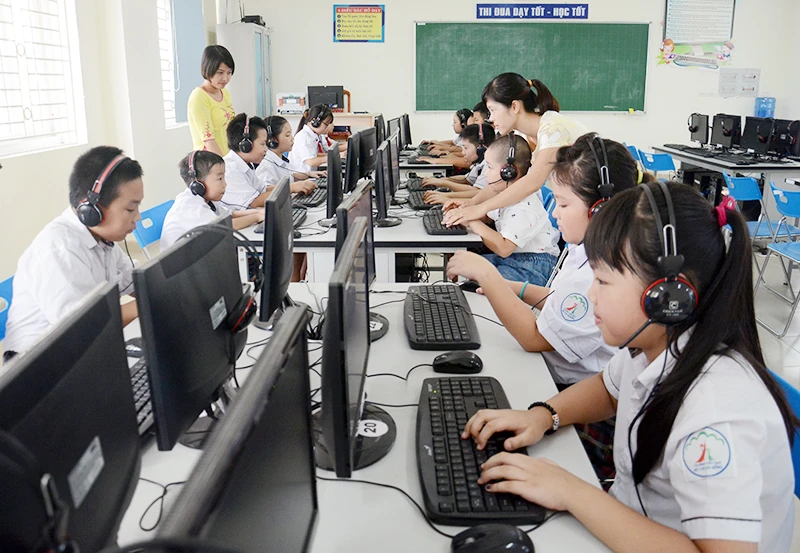 Học sinh Trường tiểu học Khu đô thị Sài Đồng (Hà Nội) trong giờ học môn Tin học. (Ảnh THU HÀ)