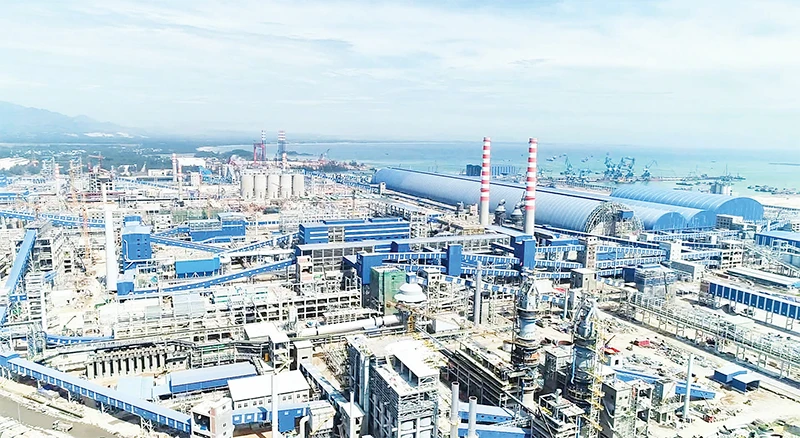 Diện mạo công nghiệp hiện đại trên vùng đất cát trắng Khu kinh tế Dung Quất.