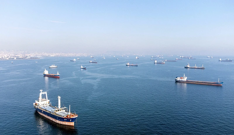 Các tàu chở ngũ cốc đi qua eo biển Bosphorus ở Thổ Nhĩ Kỳ. (Ảnh REUTERS)