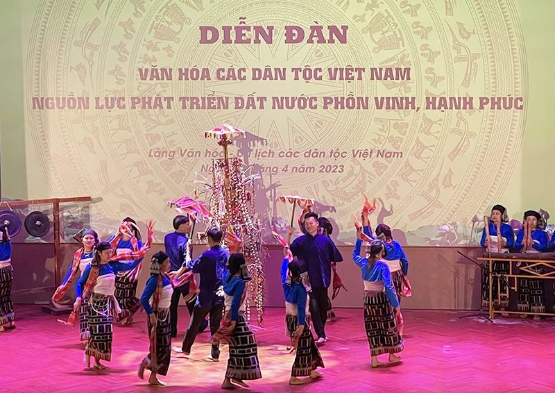 Biểu diễn múa dân gian tại Diễn đàn Văn hóa các dân tộc Việt Nam.