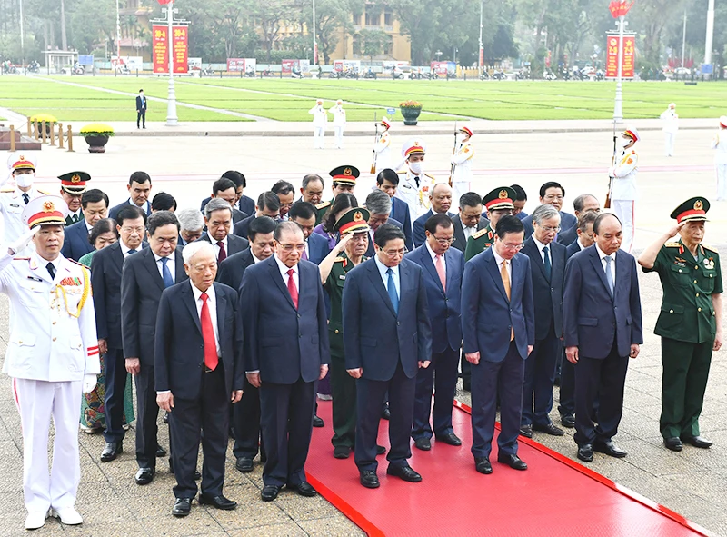 Các đồng chí lãnh đạo, nguyên lãnh đạo Đảng, Nhà nước vào Lăng viếng Chủ tịch Hồ Chí Minh. (Ảnh ĐĂNG KHOA)
