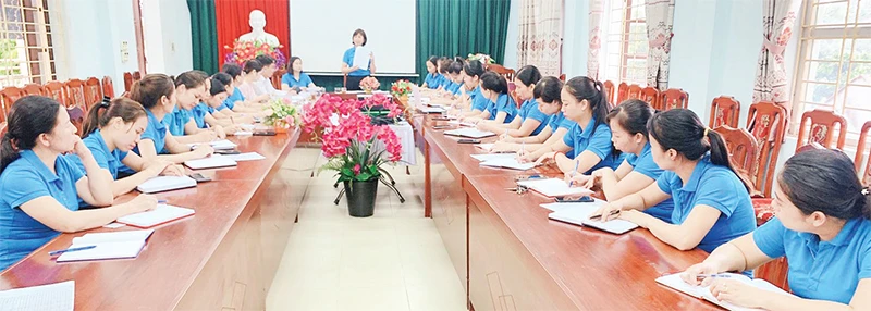 Một buổi sinh hoạt chi bộ tại Trường mầm non xã Đường Lâm.