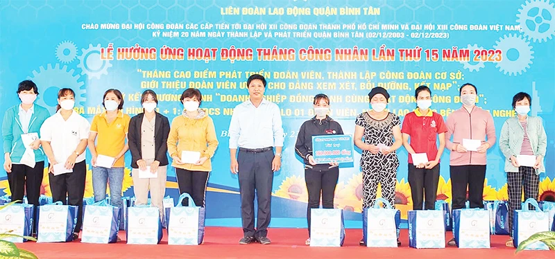 Liên đoàn Lao động quận Bình Tân tặng các suất quà hỗ trợ công nhân lao động bị bệnh hiểm nghèo trong Tháng Công nhân.