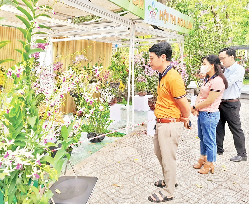 Người dân tham quan tại Festival hoa lan Thành phố Hồ Chí Minh lần thứ 2 năm 2023.