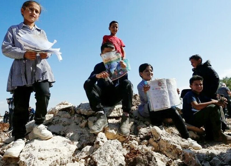Học sinh Palestine tại ngôi trường bị dỡ bỏ. (Ảnh REUTER)