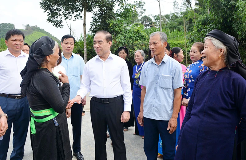 Bí thư Tỉnh ủy Tuyên Quang Chẩu Văn Lâm tiếp xúc cử tri tại huyện Chiêm Hóa.