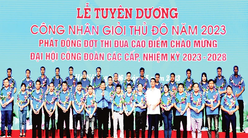 Lãnh đạo Tổng Liên đoàn Lao động Việt Nam trao biểu trưng và hoa cho Công nhân giỏi Thủ đô năm 2023. (Ảnh THẾ CÔNG)
