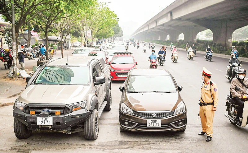Bãi đỗ xe tự phát trên đường Nghiêm Xuân Yêm, quận Hoàng Mai. (Ảnh PHÙNG ĐÔ)