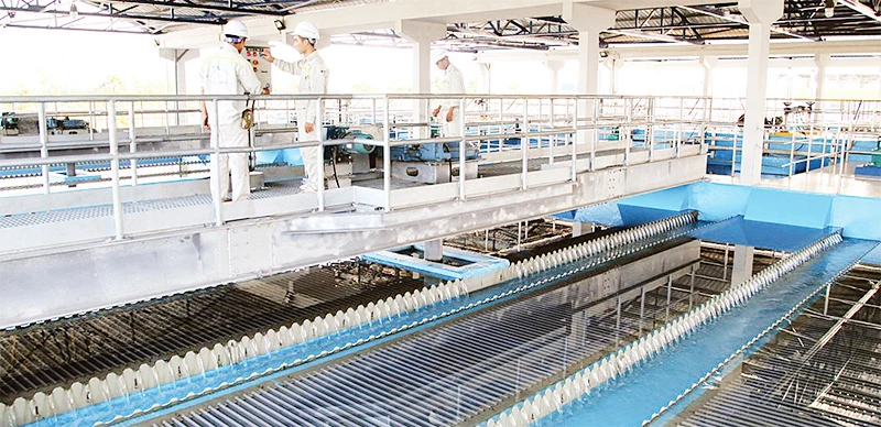 Dây chuyền sản xuất nước sạch tại Nhà máy nước mặt sông Đuống.