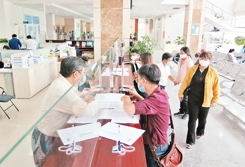Hướng dẫn người dân, doanh nghiệp khai thuế tại Cục Thuế Thành phố Hồ Chí Minh. (Ảnh P.N) 