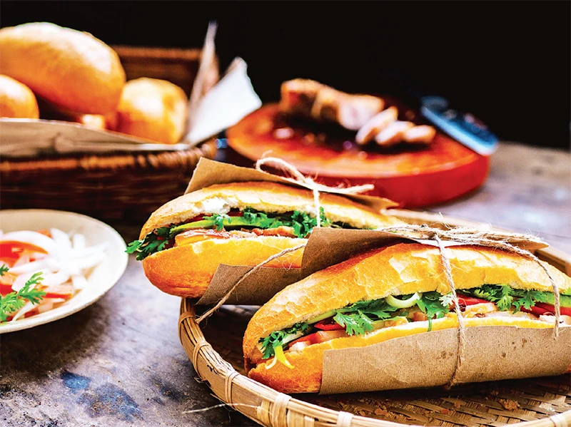 Bánh mì kẹp thịt là món ăn đường phố hấp dẫn thực khách hàng đầu thế giới. 