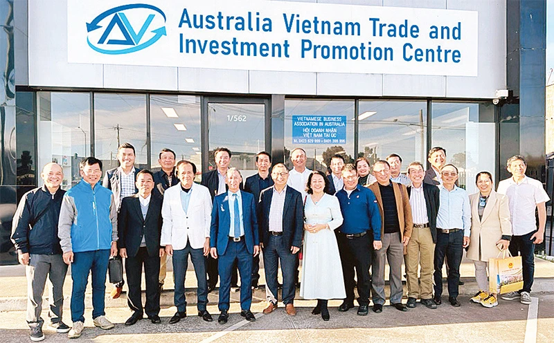 Đoàn công tác tỉnh Lâm Đồng thăm, làm việc với Hội Doanh nhân Việt Nam tại Australia, tháng 12/2022. Ảnh: CTV