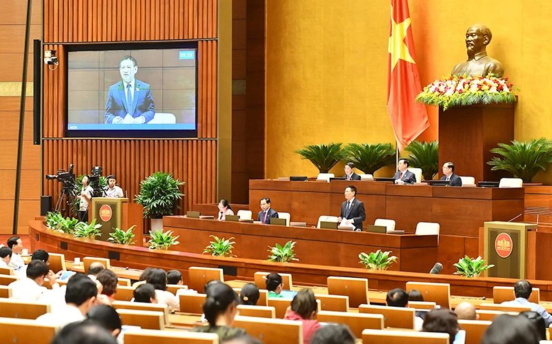 Bộ trưởng Tài chính Hồ Đức Phớc phát biểu giải trình, làm rõ một số vấn đề đại biểu Quốc hội nêu. (Ảnh ĐĂNG KHOA) 