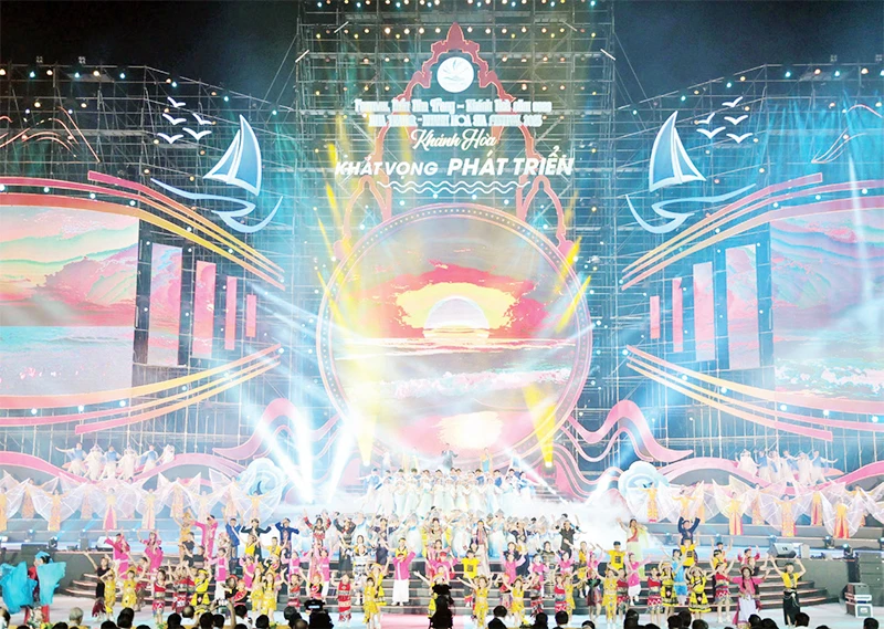 Lễ khai mạc Festival Khánh Hòa lần thứ 10. (Ảnh NGỌC HÒA) 