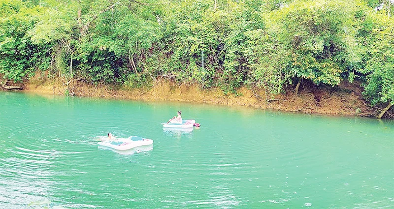Du khách trải nghiệm các hoạt động dưới nước ở khu du lịch cắm trại xã Xuân Trạch, huyện Bố Trạch, tỉnh Quảng Bình.